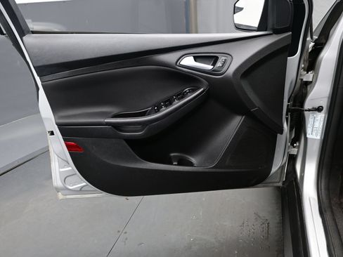 Used 2018 Ford Focus SE w/ SE Appearance Package FWD image 9