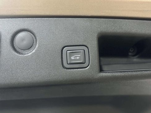 Used 2018 Chevrolet Equinox LT image 18