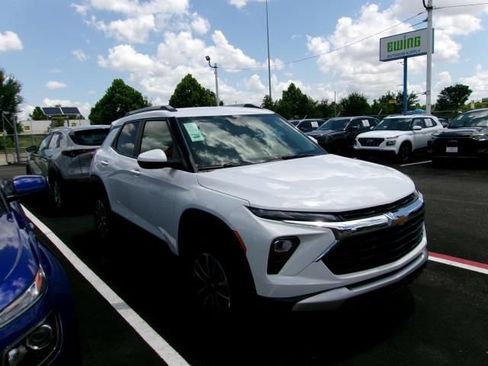 Used 2025 Chevrolet TrailBlazer LT AWD/4WD image 3