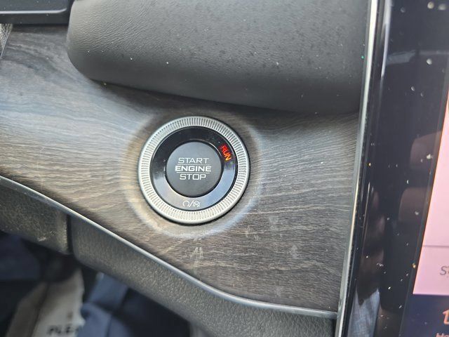 Used 2022 Jeep Grand Cherokee Overland w/ Luxury Tech Group IV AWD/4WD image 35