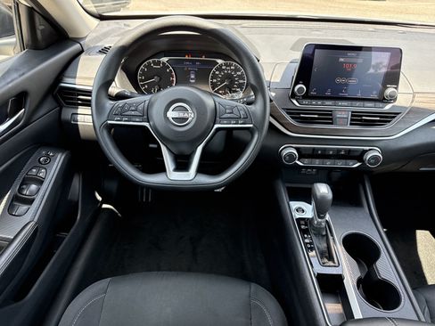 Used 2025 Nissan Altima 2.5 SV FWD image 15