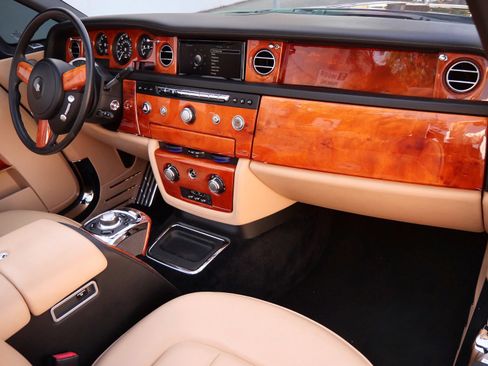 Used 2013 Rolls-Royce Phantom Drophead Coupe RWD image 18