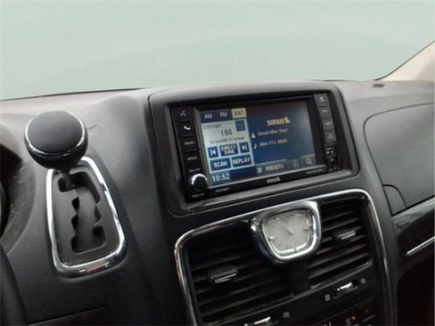 Used 2012 Chrysler Town & Country Touring image 15