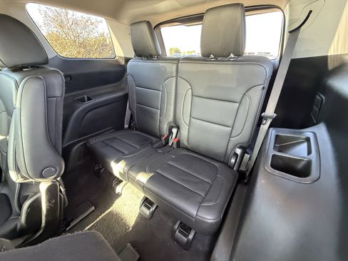 Used 2023 GMC Acadia SLT image 30