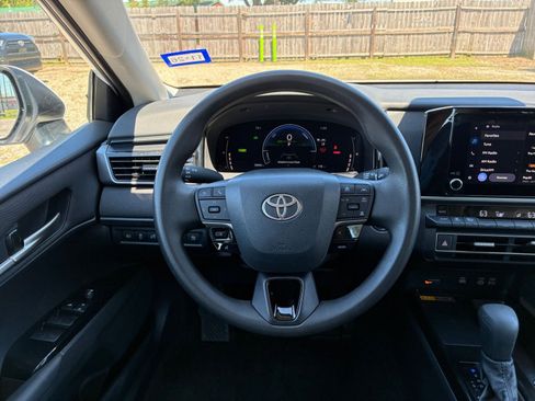 Used 2025 Toyota Camry LE FWD image 29