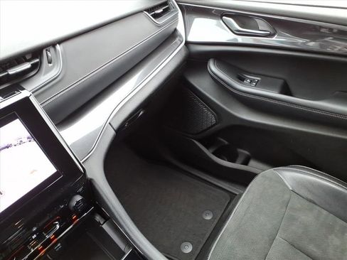 Used 2023 Jeep Grand Cherokee Altitude image 28