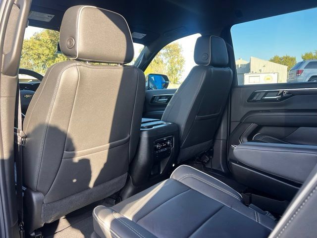 Used 2026 Chevrolet Suburban Premier AWD/4WD image 23