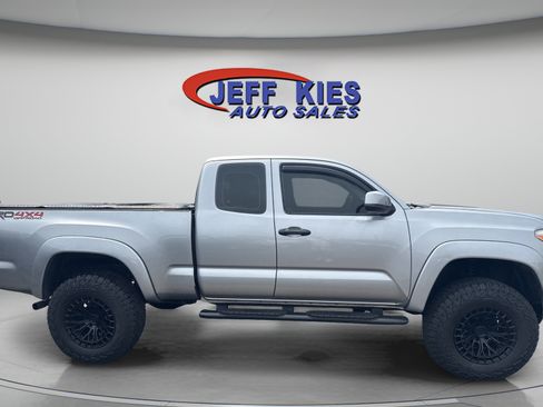 Used 2018 Toyota Tacoma SR w/ SR Convenience Package AWD/4WD image 4