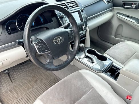 Used 2012 Toyota Camry XLE w/ Leather Pkg FWD image 2