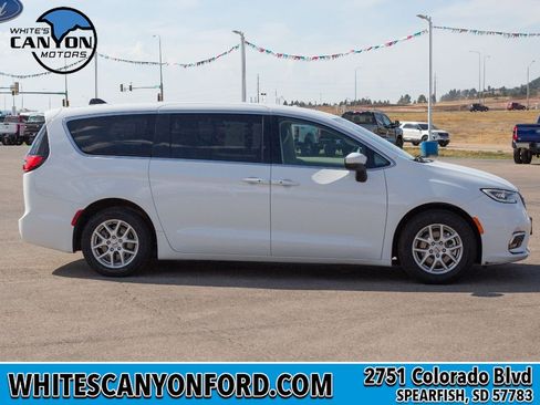 Used 2023 Chrysler Pacifica Touring-L FWD image 14