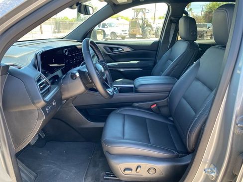 Used 2025 Chevrolet Traverse LT image 7