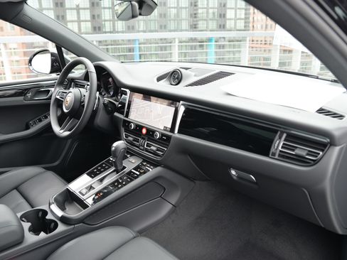 Certified 2026 Porsche Macan AWD/4WD image 17