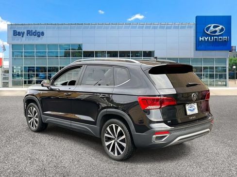 Used 2023 Volkswagen Taos SE w/ Panoramic Sunroof Package AWD/4WD image 5