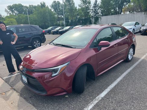 Used 2025 Toyota Corolla LE w/ LE Premium Package FWD image 2