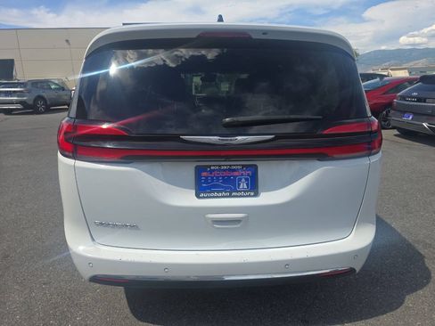 Used 2023 Chrysler Pacifica Touring-L FWD image 6
