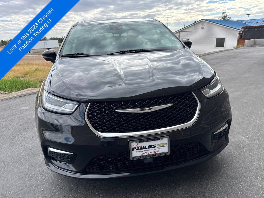 Used 2023 Chrysler Pacifica Touring-L FWD image 3