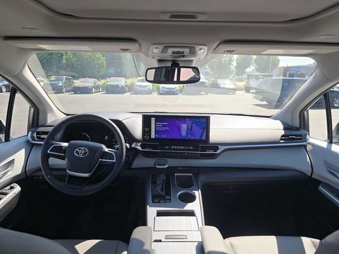 Used 2026 Toyota Sienna XLE FWD image 20