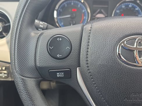 Used 2018 Toyota Corolla LE FWD image 16