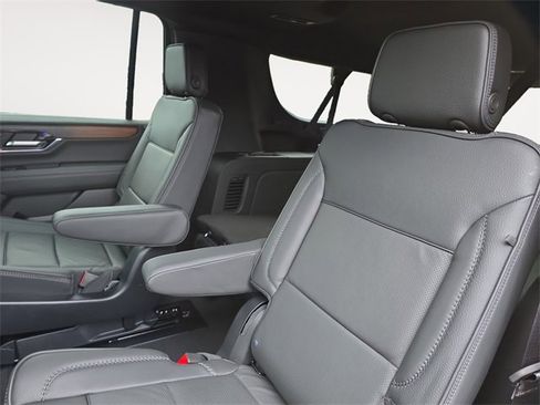 Used 2025 GMC Yukon XL Denali image 13