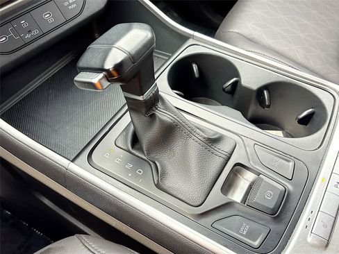 Used 2025 Kia Carnival FWD image 17