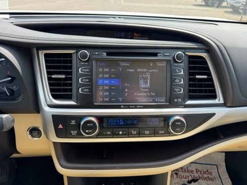 Used 2019 Toyota Highlander XLE AWD/4WD image 19