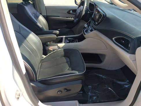Used 2023 Chrysler Pacifica Limited FWD image 34