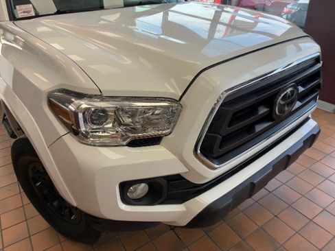 Used 2022 Toyota Tacoma TRD Off-Road image 2