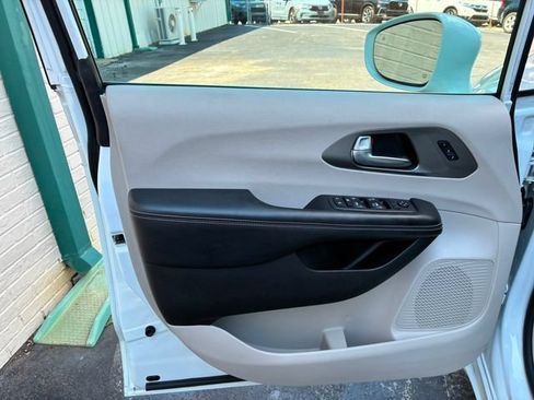 Used 2021 Chrysler Pacifica Touring-L FWD image 12