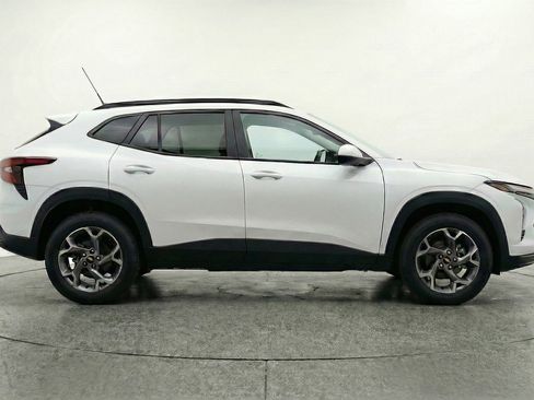 Used 2025 Chevrolet Trax LT FWD image 11