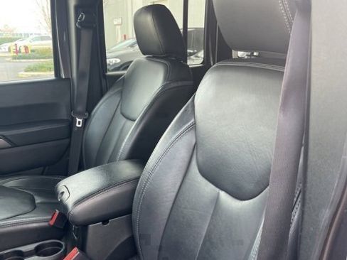 Used 2018 Jeep Wrangler Unlimited Sahara image 2