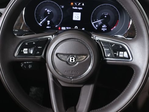 Used 2022 Bentley Bentayga AWD/4WD image 19