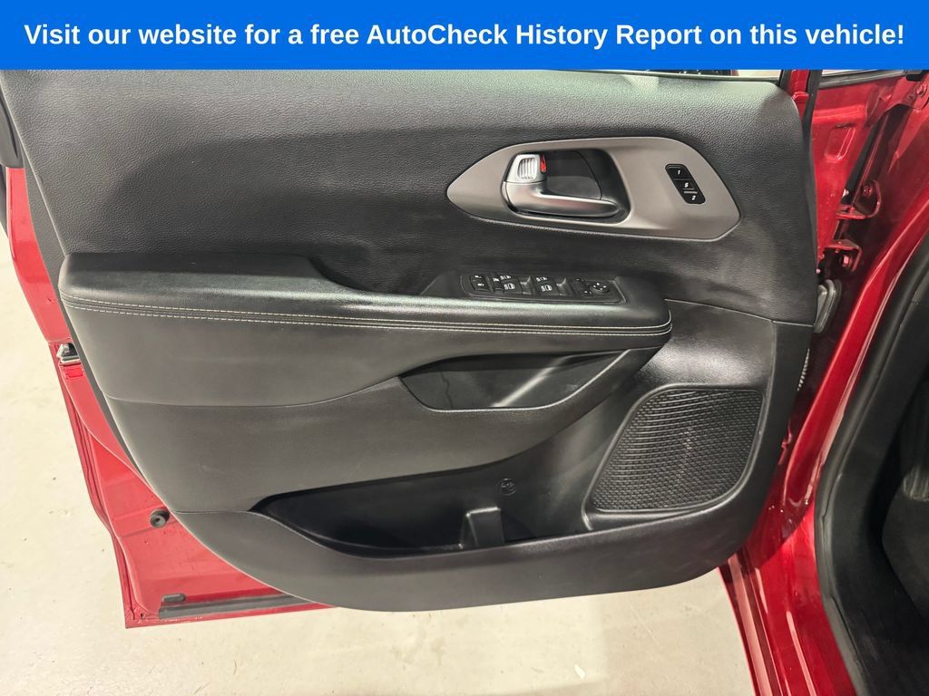 Used 2025 Chrysler Pacifica Select FWD image 16