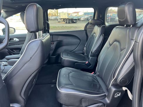 Used 2025 Chrysler Pacifica Limited image 29