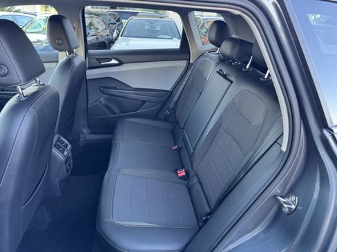 Used 2022 Volkswagen Taos SE image 32