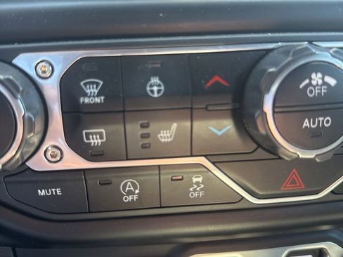 Used 2022 Jeep Wrangler Unlimited Sahara w/ LED Lighting Group AWD/4WD image 16