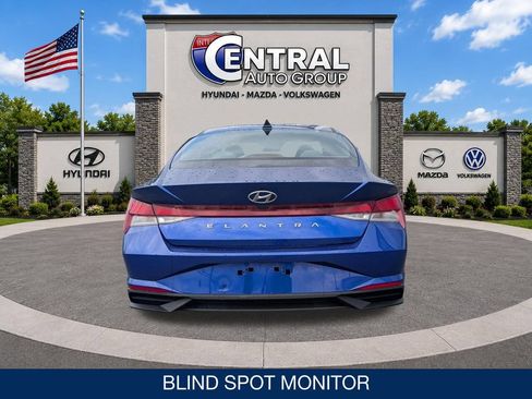Used 2023 Hyundai Elantra SEL w/ Preferred Accessory Package FWD image 7