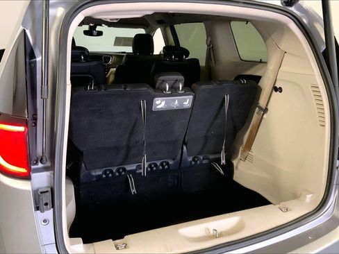 Used 2020 Chrysler Pacifica Touring-L FWD image 4