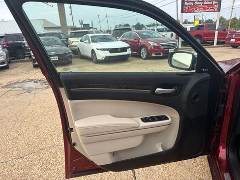 Used 2018 Chrysler 300 Limited RWD image 18