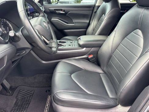 Used 2023 Toyota Highlander XLE AWD/4WD image 13
