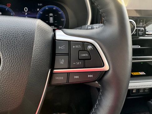 Used 2024 Toyota Highlander Limited image 22