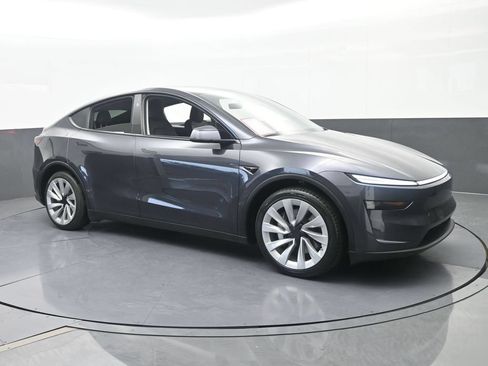 Used 2026 Tesla Model Y 2WD image 8
