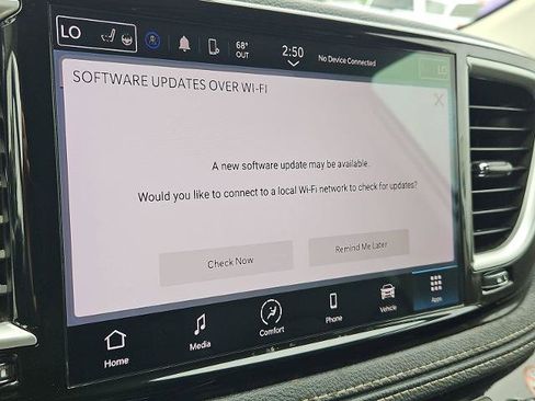 Used 2023 Chrysler Pacifica Touring-L FWD image 13