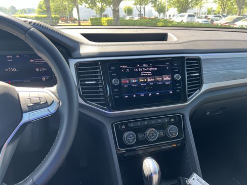 Used 2022 Volkswagen Atlas Cross Sport SE image 32