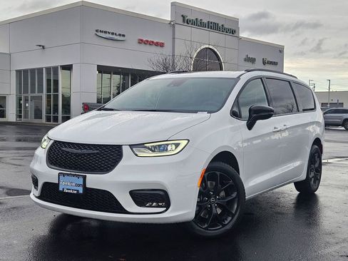 New 2026 Chrysler Pacifica Limited w/ S Appearance Package image 2