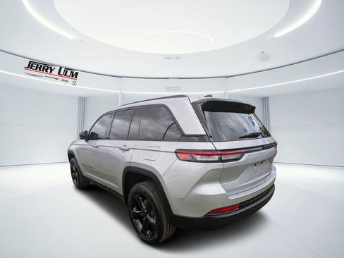 New 2025 Jeep Grand Cherokee Altitude image 5