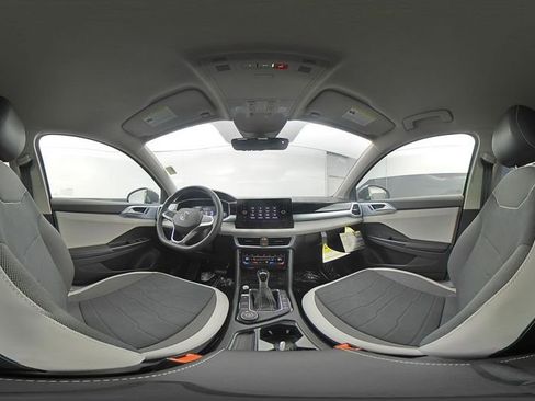 New 2026 Volkswagen Taos SE image 10