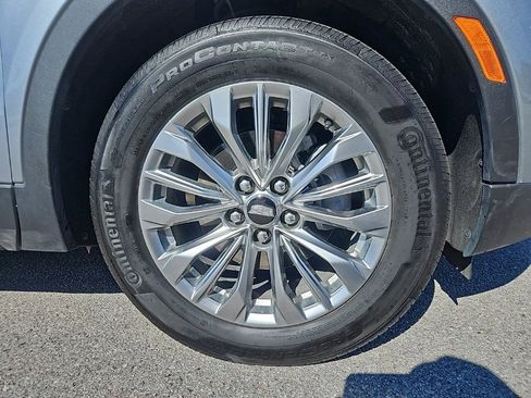 Used 2025 Cadillac XT4 Premium Luxury image 9