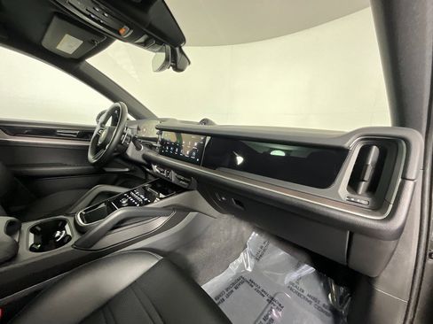 Used 2024 Porsche Cayenne Coupe image 19