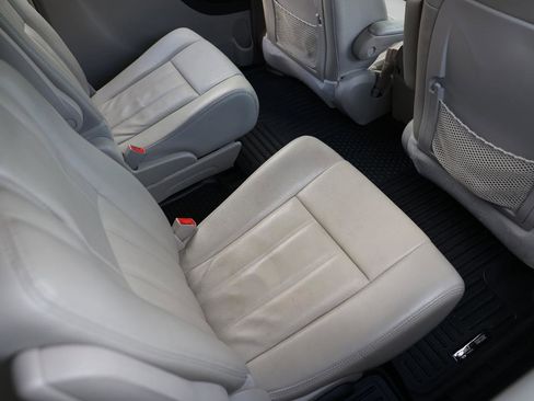 Used 2013 Chrysler Town & Country Touring FWD image 12