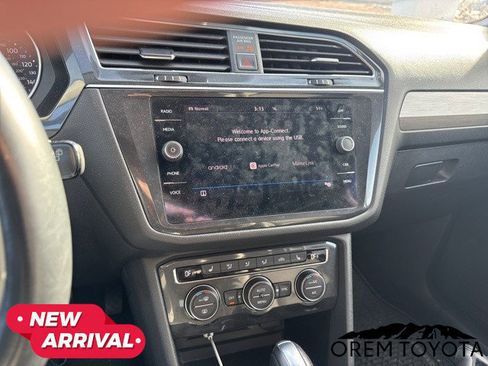 Used 2018 Volkswagen Tiguan SE w/ Panoramic Sunroof Package image 25